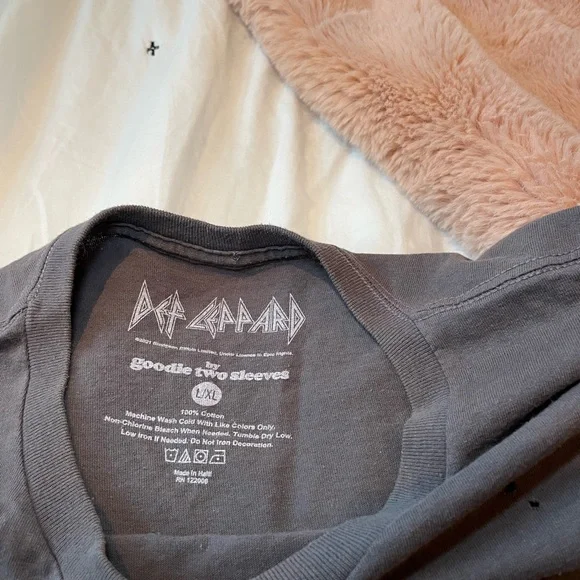 Goodie Two Sleeves : Destructed Def Leppard Graphic Tee - Picture 8 of 10
